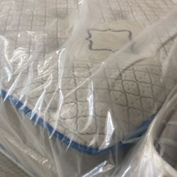 QUEEN SIZE MATTRESS W. BOXSPRING INCLUDED (EXTRA PLUSH) 