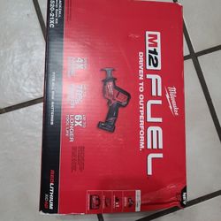 Milwaukee M12 Fuel Hacksaw Kit 