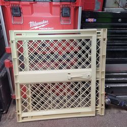 Baby gate or pet gate