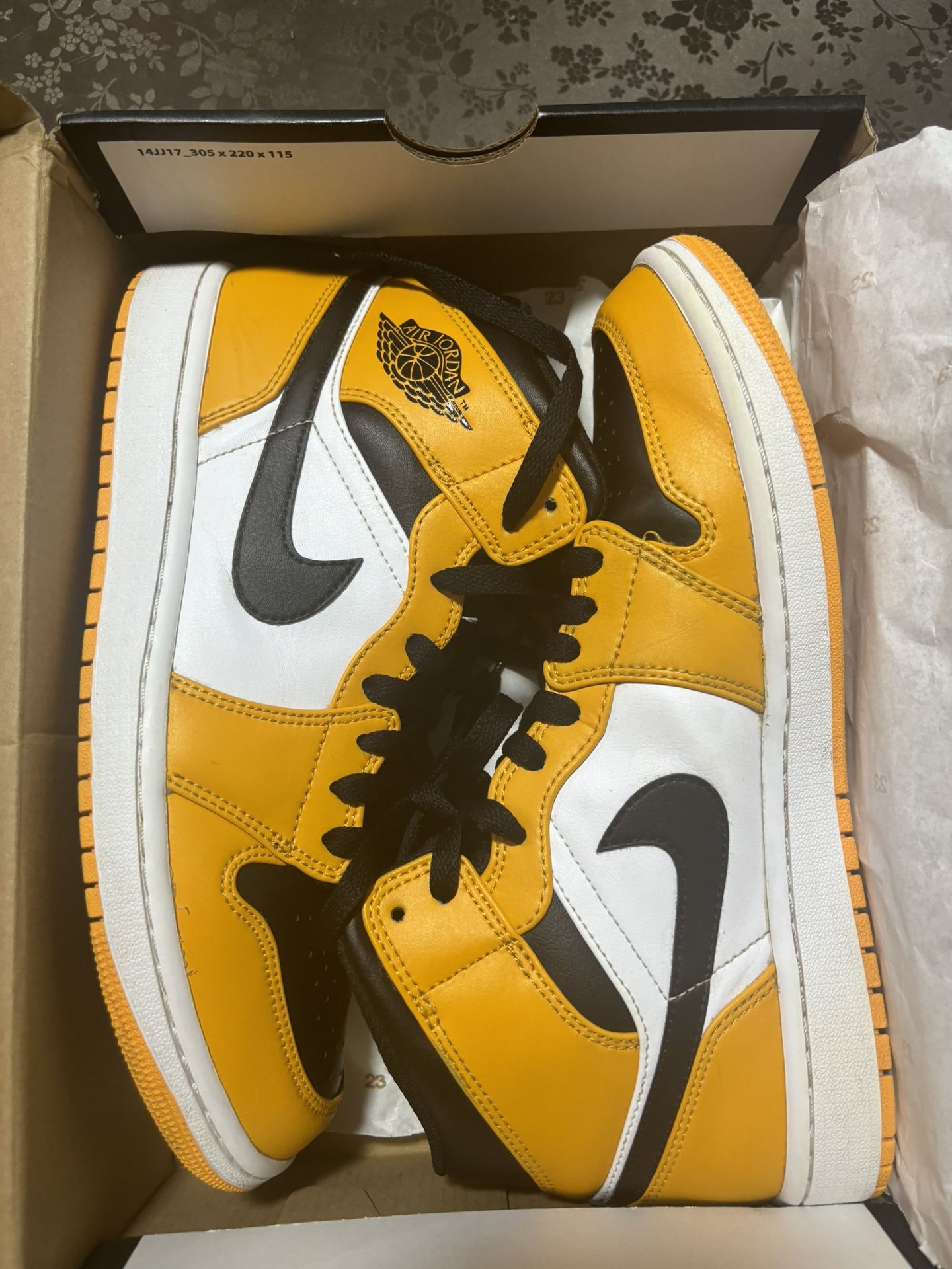 Jordan 1 Mids “Reverse Yellow” Toed