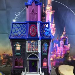 Disney Jr. Vampirina Scare B&B Doll Play House Mansion With Figures 