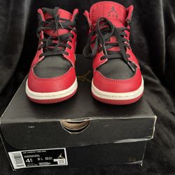 Jordan 1 Mid 