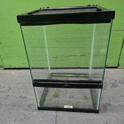 Terrarium 12 x 12 x 18, 3 Hides, 2 Lamps