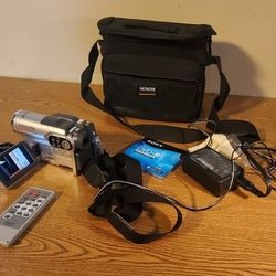 Hitachi DZ-BX35A DVD, SD card Video Camera Camcorder kit. Works.