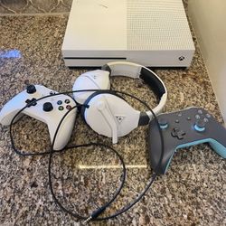 Xbox One S (500GB), 2 Controllers, and Turtle Beach Headset with microphone