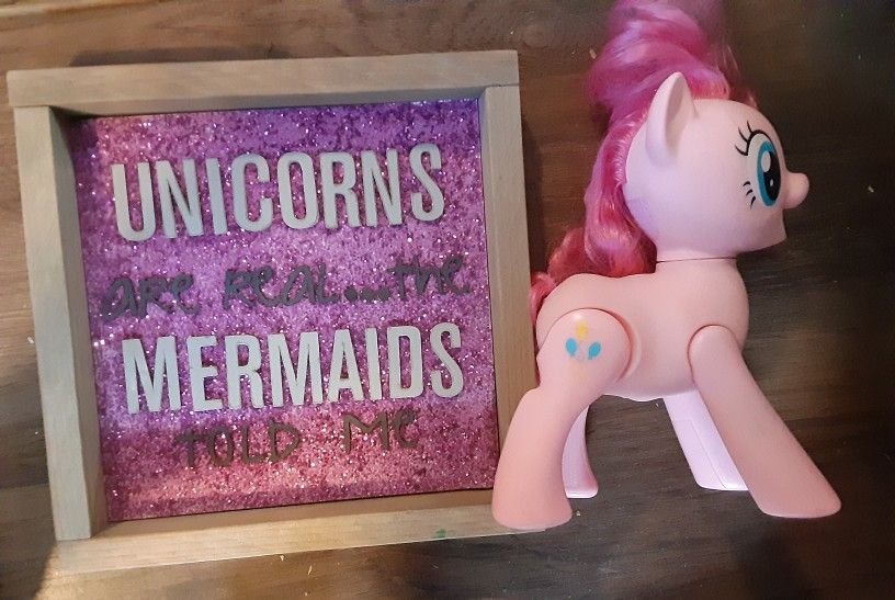 Animated Pinkie Pie My Little Pony Toy And Glitter Plaque