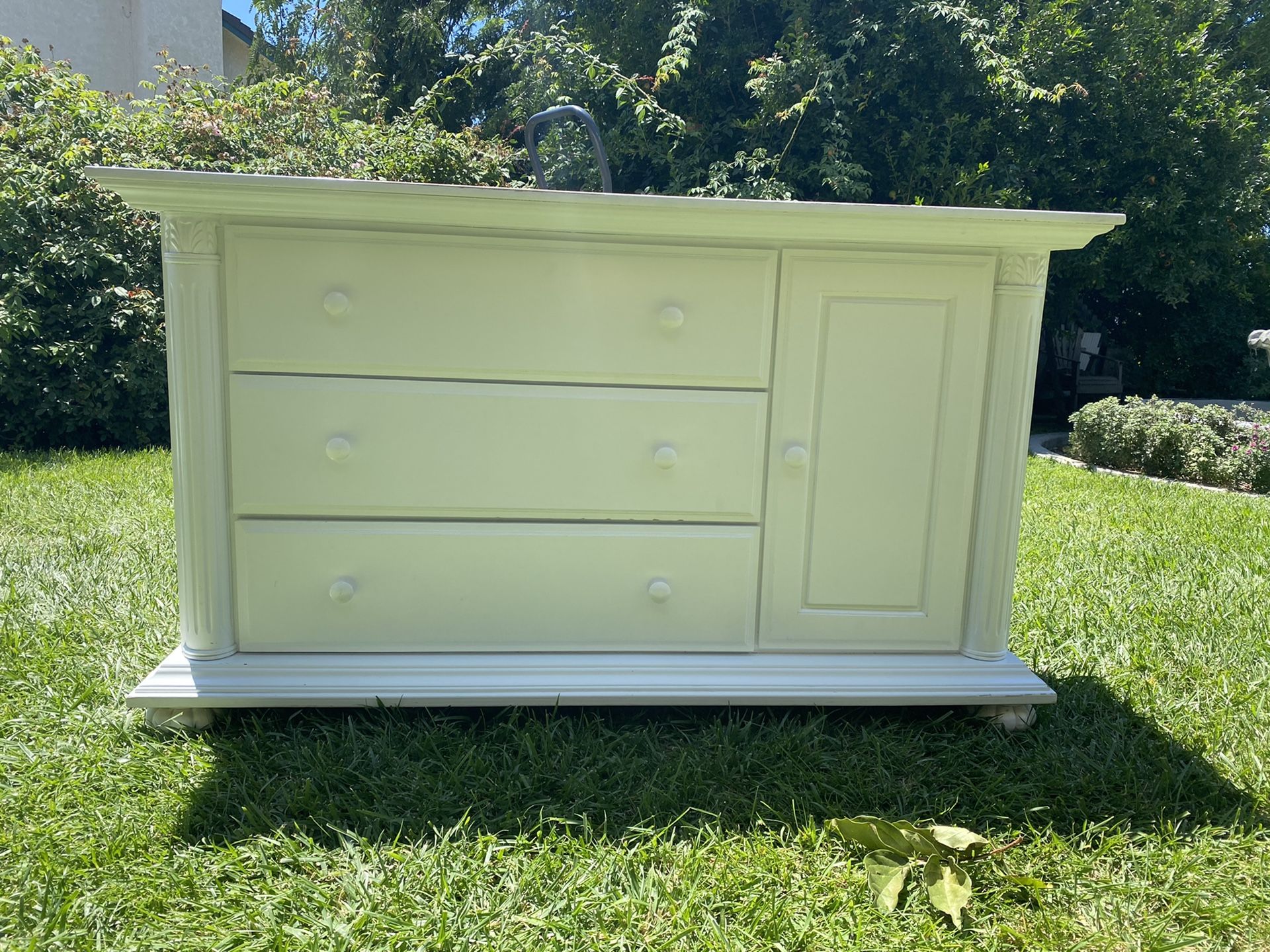 Baby Cache Heritage White Combo Dresser & Changing Table for Sale in