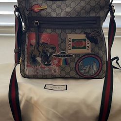 Authentic 🪐 Gucci Courtier Zip Messenger GG Coated Canvas with Medium Brown Appliqué