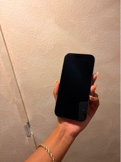 Apple iPhone 17 256GB Black Bar Smartphone 12MP Camera - Used