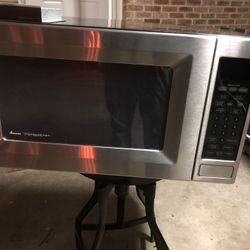 Amana Microwave Oven With Trim
