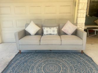 Free Delivery 🚚 Gray Couch/ Sillon Gris