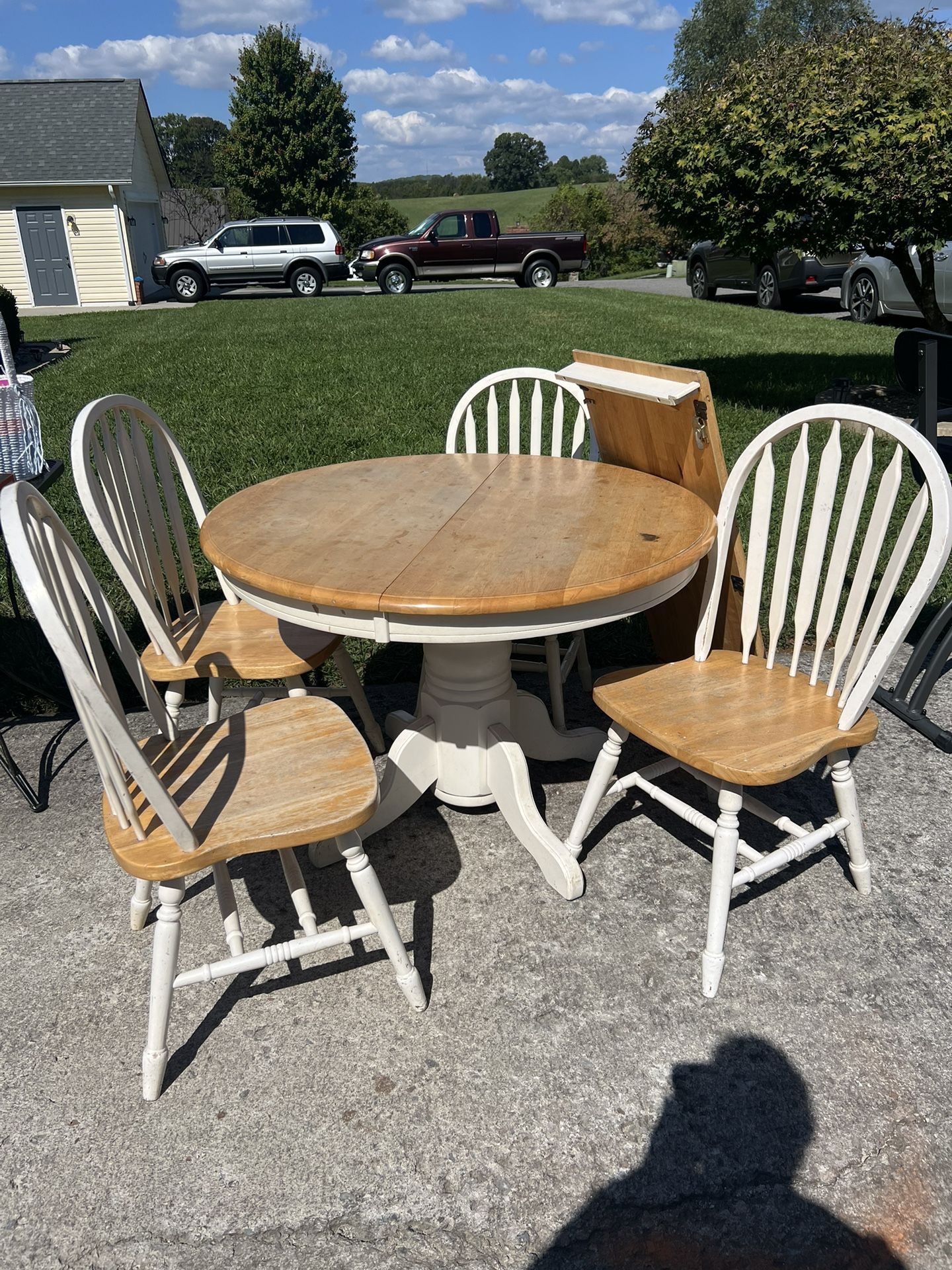 Table 4 Chairs And Leaf