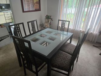 Extendable Glass table with 6 padded chairs