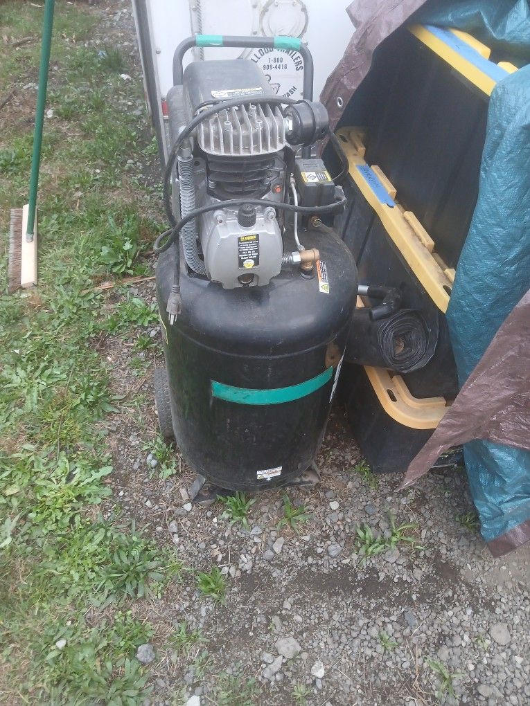 125 PSI Maximum 2.5 HP 21 Gallen Air Compressor