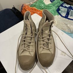 Woman’s Converse Size 7 Platform 