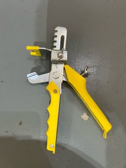 Tile leveling plier