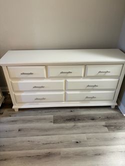 7 drawer dresser / matching night stand