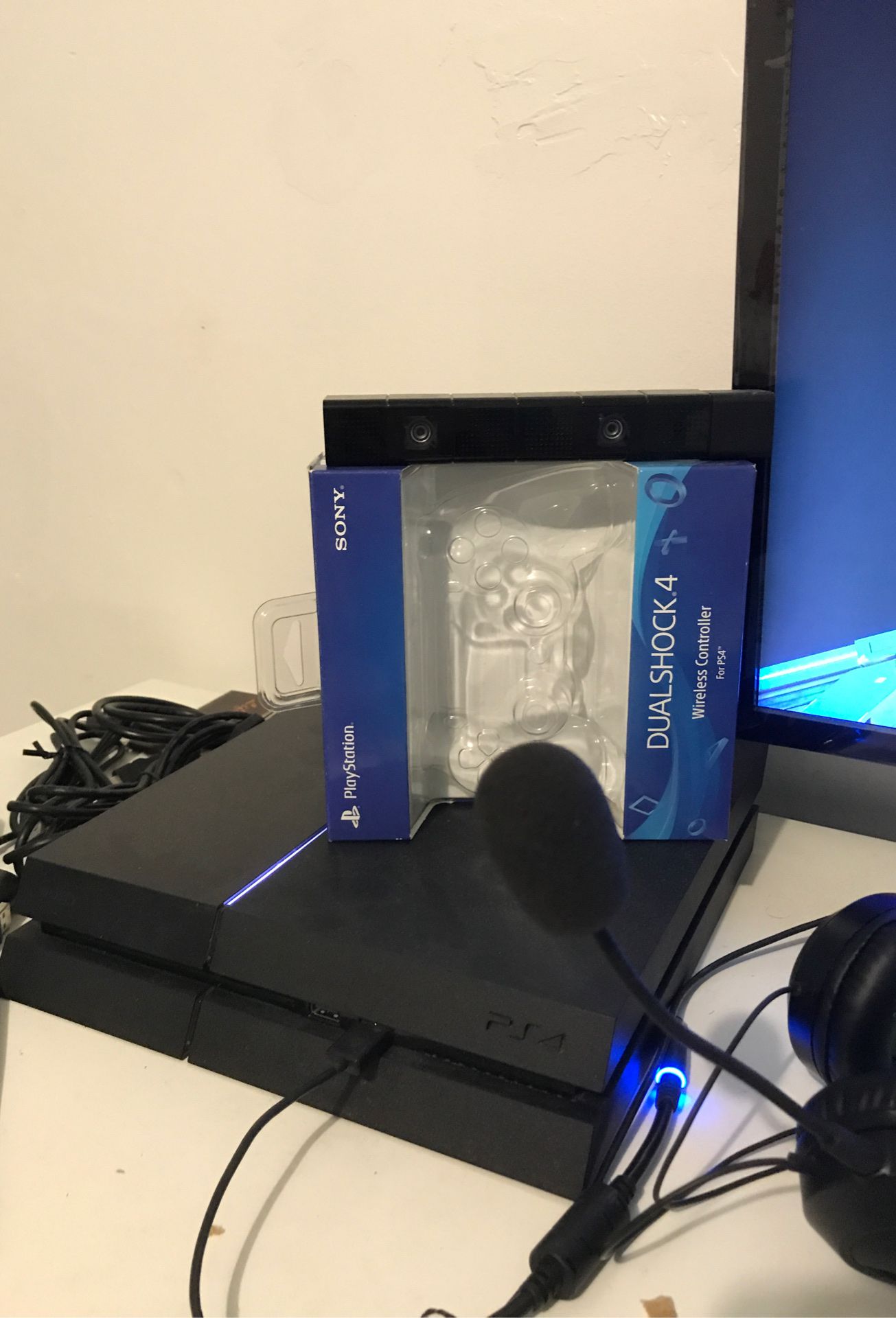 PS4 with 3 controllers/4K Samsung monitor/ turtle beach headset