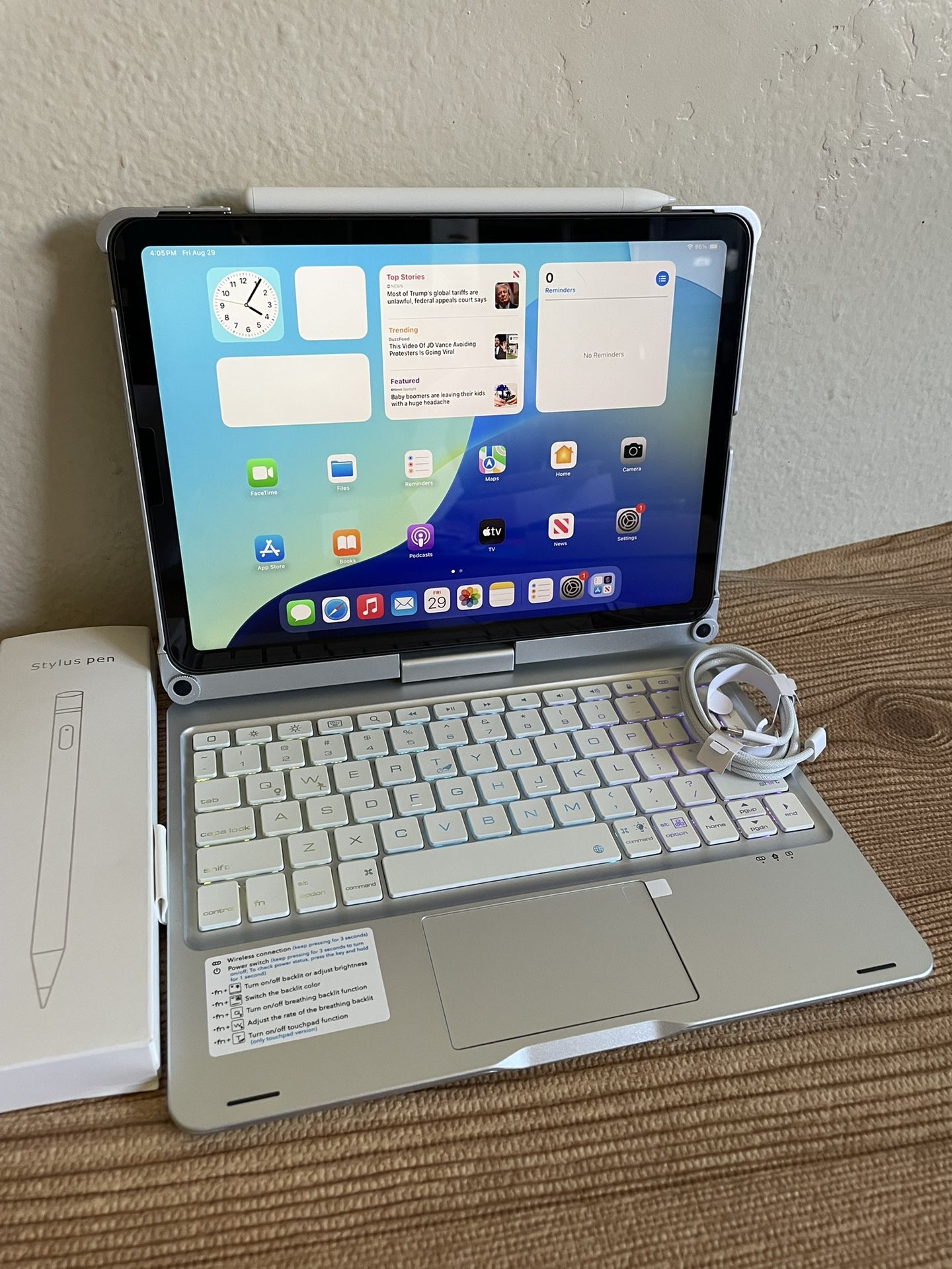 Apple iPad Air 5th Generation (M1 chip / 2022) 64GB with keyboard, pencil & Accessories