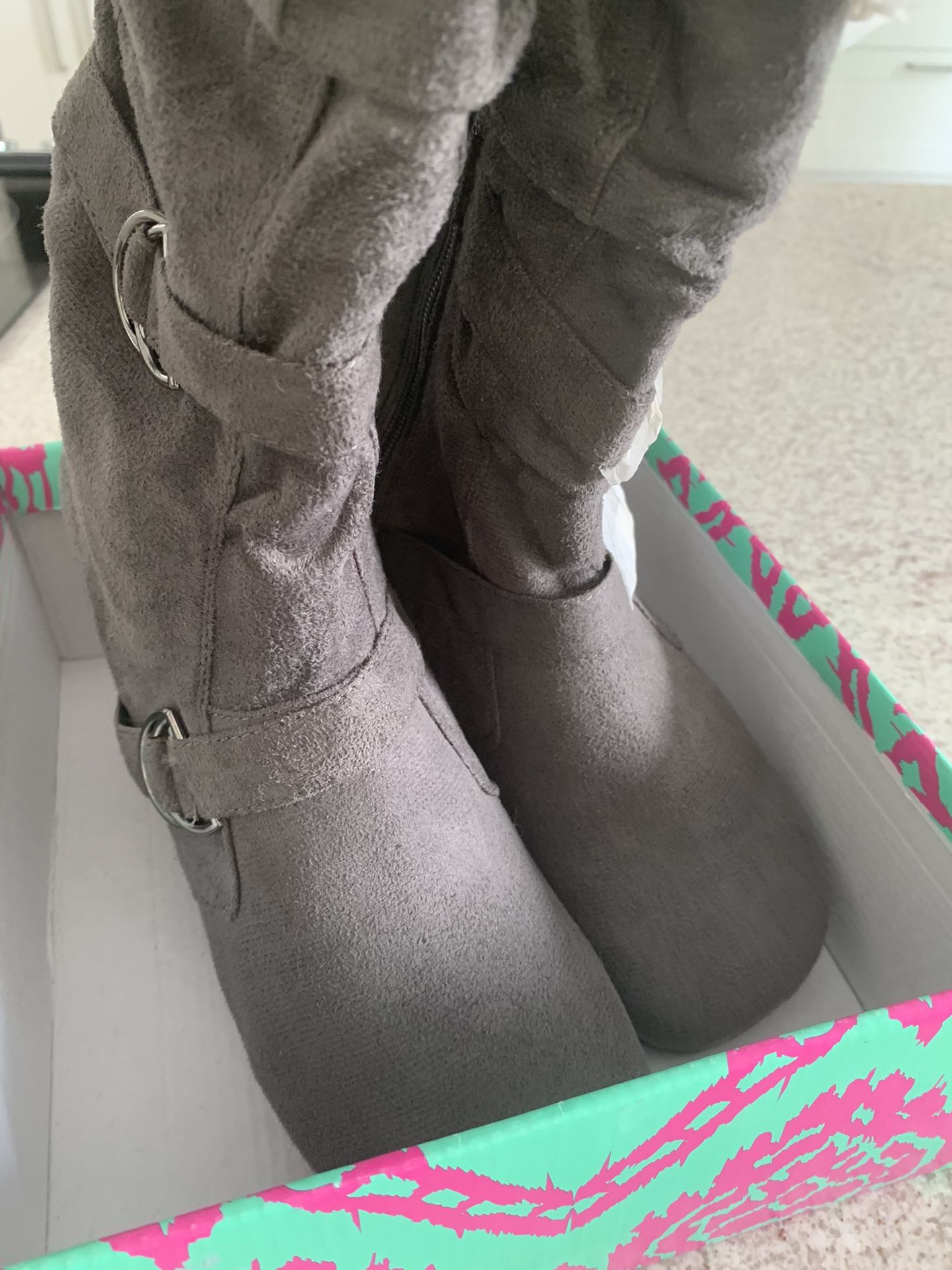 BOOTS ~ (reduced to sell)  Women’s 8.5 Grey