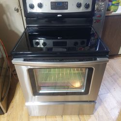 Pending- Excellent condition Black and stainless Whirlpool Glass Top Stove With Self Cleaning Oven Works Perfect