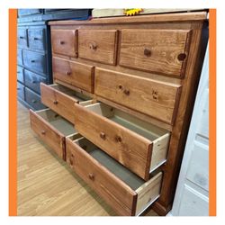Dresser/ Nine drawers dresser
