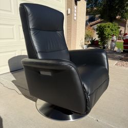 Ekornes Stressless “ Mike “ Power Recliner with Moon Base, LIKE NEW! 