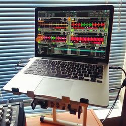 Laptop DJ Serato Virtual Dj