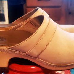 Womens Crocks Tan Suede Clogs. size 8