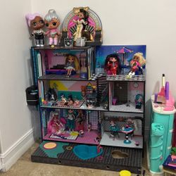 LOL surprise doll house, all dolls included 