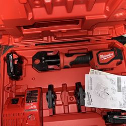 Milwaukee M18 18V Lithium-Ion Cordless Short Throw Press Tool Kit with 3 PEX Crimp Jaws (2) 2.0 Ah Batteries and Charger