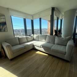 Light Gray Sectional Couch – Spacious & Comfortable