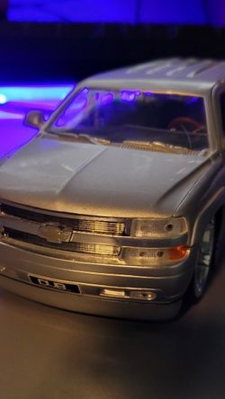 Jada Chevy Suburban 2000 DUB City 1:24 Scale