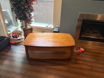 Lift Top Oak Coffee Table Like New