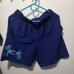  Navy blue Under Armour sportswear shorts in great condition size Large