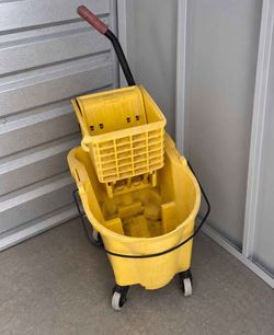 Commercial Grade Mop Bucket 🪣