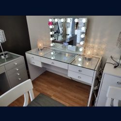 Brand New Vanity Set  5 Drawer Top 3 Drawers Deeper Smooth Rails  Diamond Knobs Tempered Glass  59 x 24 1/2 x 31H Hollywood Mirror  14 Light Builbs LE
