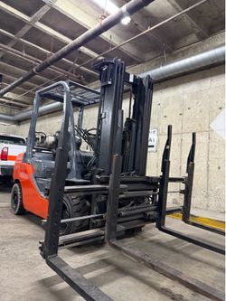 TOYOTA M8 forklift 5500 lb,3 stage, side shift, single double LOW HOURS