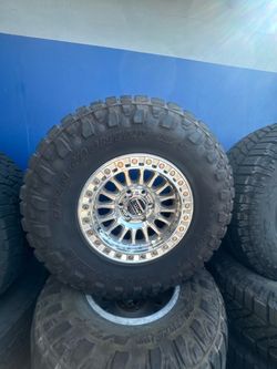 17x9 kmc 239 with 35 Toyo tires (USED)