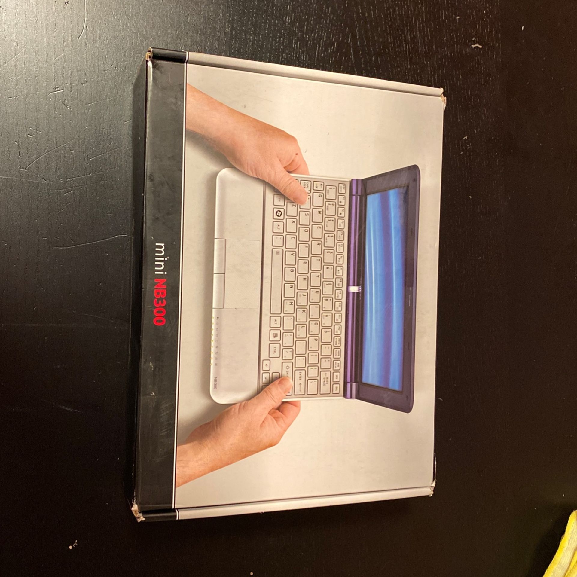 Laptop - Toshiba Mini NB300