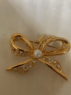 Beautiful Napier gold tone brooch