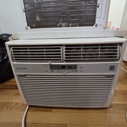 Frigidaire Window Air Conditioner (Medium)