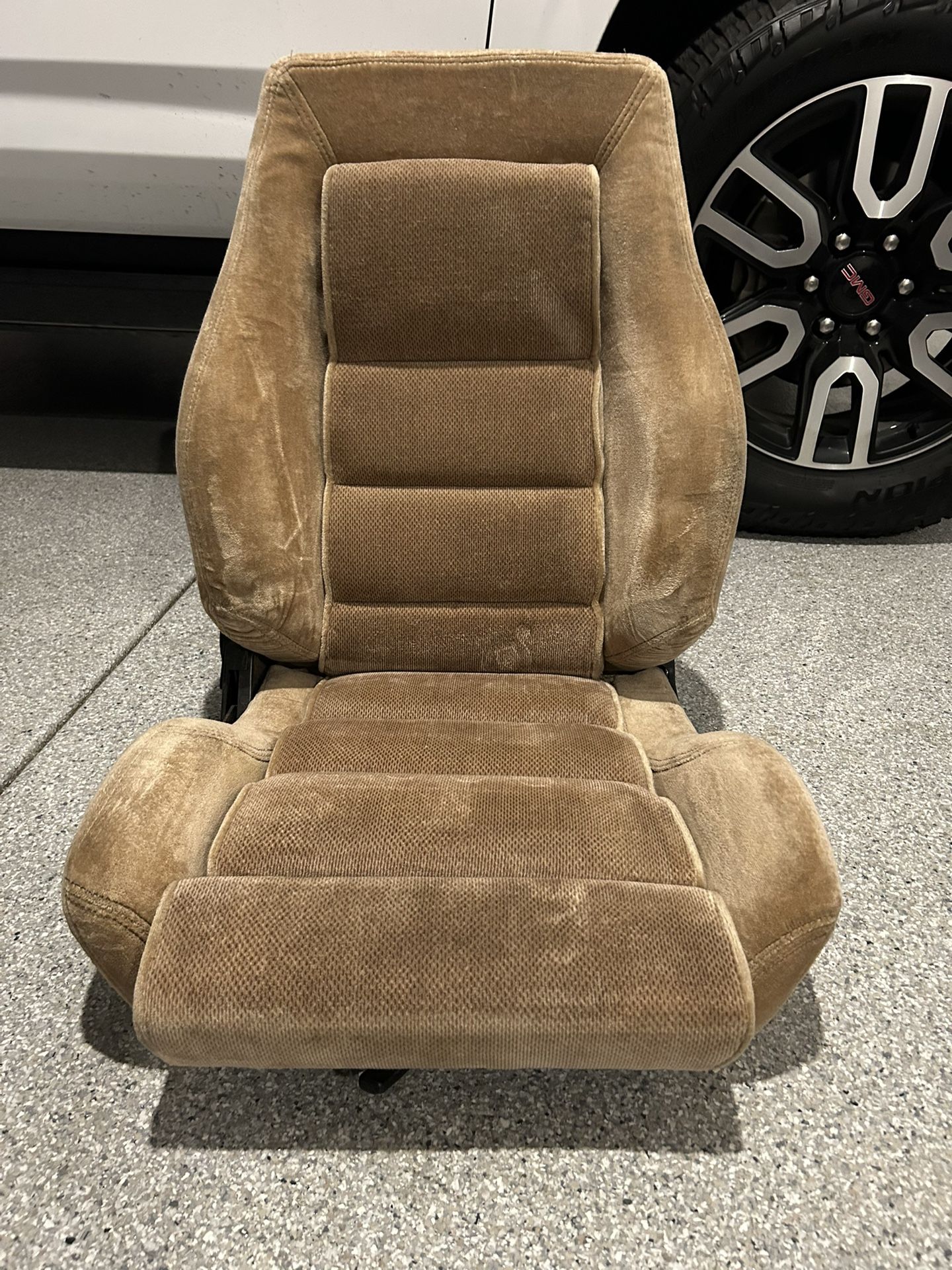 Foxbdy Seat (Saleen)