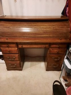 Roll top Desk with organizer inside.