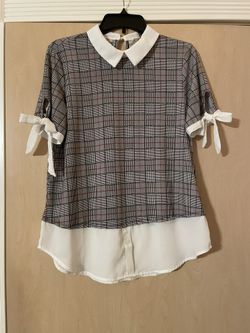 Adorable brand new women’s size small top with bows on sleeves. Color is black/white/red striped.