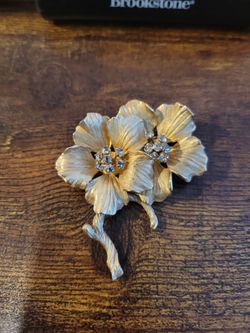 Vintage 80s Brushed Goldtone Floral Brooch Pin Small Clear Rhinestones Cluster Center 2" F12