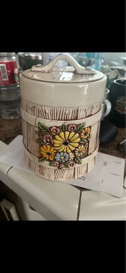 Daisy ceramic jar
