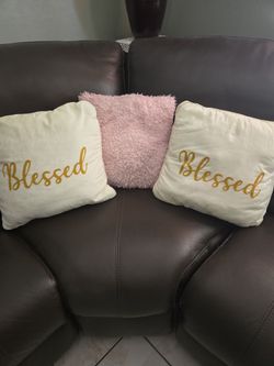 THA 3 PILLOWS FOR $ 5.00  . VERY CLEAN  NO PETS  .