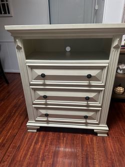 Dresser in good condition