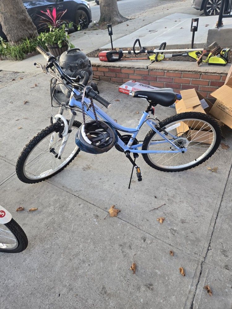 Roadmaster Girls Bike (Brand New) Never used